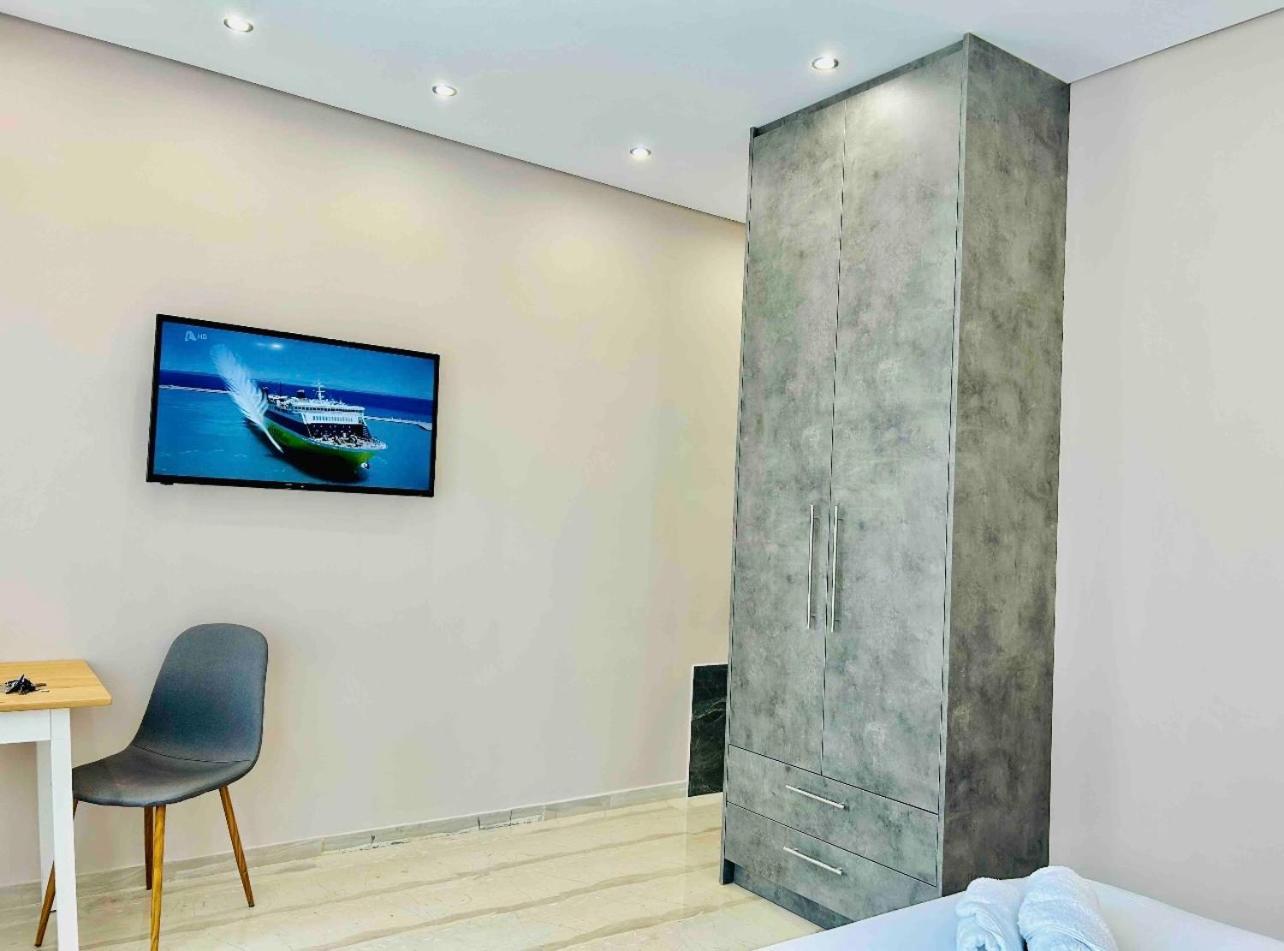 Port Twins Suites No2 Пирея Екстериор снимка
