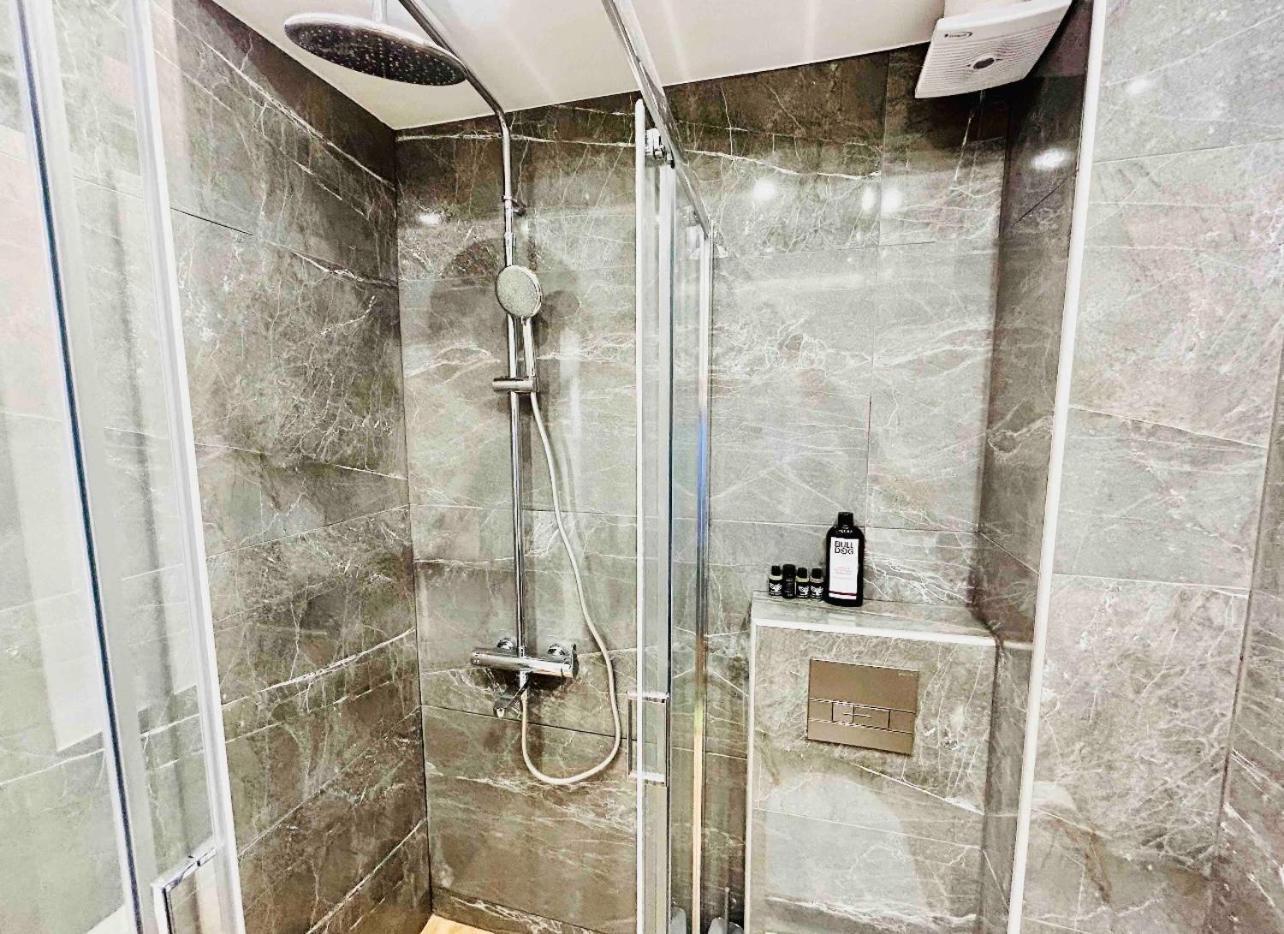 Port Twins Suites No2 Пирея Екстериор снимка